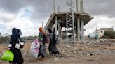 Un páramo entre el lodo, el peligroso camino que Israel marca a los palestinos para huir de Rafah