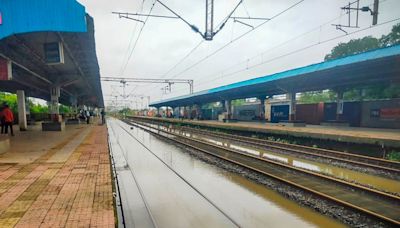 Mumbai Rain: City Waterlogged After Overnight Showers, Flights Delayed, Local Train Services Affected; IMD Says More Rain Likely