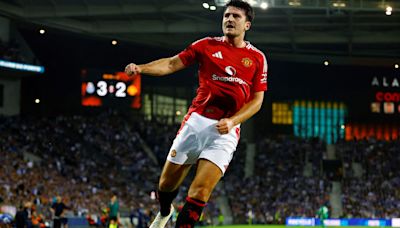 Harry Maguire entró por Lisandro Martínez y rescató al Manchester United de una derrota en Portugal por la Europa League