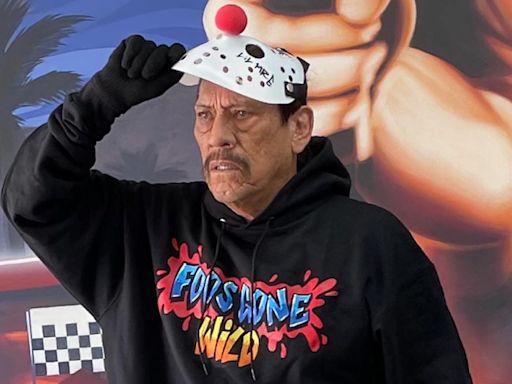 Trompadas, sillazo y caída: el actor Danny Trejo, de 80 años, protagonizó una violenta pelea en medio de un desfile