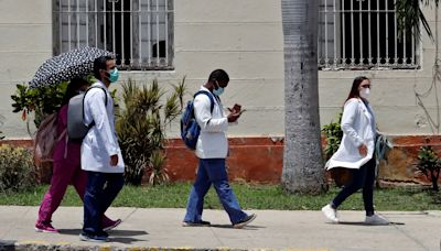 México contratará 1.200 médicos cubanos más tras una reunión con Díaz-Canel