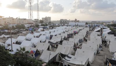 Un campamento con unas 500 tiendas y otro bajo construcción en Jan Yunis