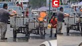 Hombre apagó incendio de una mototaxi con una Coca-Cola de tres litros en México