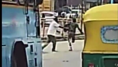 On camera, middle-aged man's bag snatched in Bengaluru's Silk board junction during broad daylight