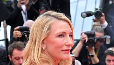 康城影展 2024｜Cate Blanchett的性感示範！以迷人方式佩戴這款Louis Vuitton珍珠鑽石肩鏈 – Vogue Hong Kong