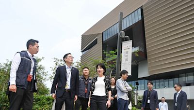 旅遊事務專員沈鳳君與旅監局代表了解景點迎接旅客準備工作 - RTHK