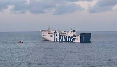 Los primeros pasajeros evacuados del 'Tenacia' llegarán al puerto de Valencia sobre las 20.30 horas