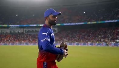 Dinesh Karthik receives emotional guard of honour after RCB's loss in eliminator, hints at IPL retirement - OrissaPOST