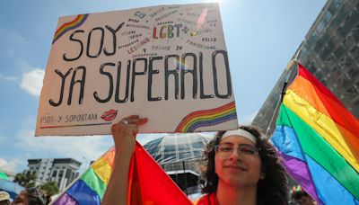 El Orgullo LGTBI de Quito marcha para denunciar la patologización del colectivo en Ecuador