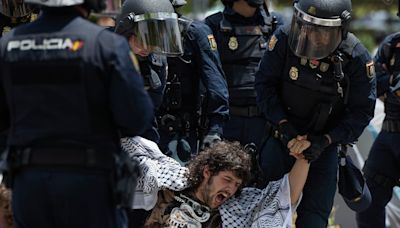 Desalojado un grupo de la acampada por Gaza en Madrid tras bloquear la avenida Complutense