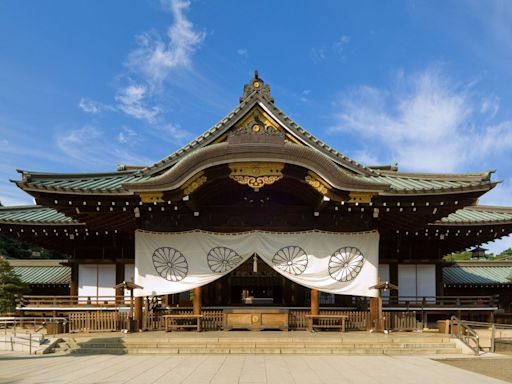 東京靖國神社石柱遭噴紅漆 日警調監視器追查