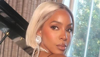 Kelly Rowland debuts new hair and shows off her platinum blonde bob wig as she poses against a grand piano and her display of Grammy Awards