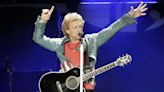 Jon Bon Jovi comenzó lavando pisos: la estrella cumple 62 años