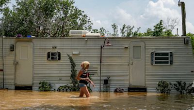 Los aguaceros remiten en torno a Houston, las inundaciones persisten tras cientos de rescates