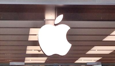 Billionaire Stanley Druckenmiller Dumps Apple Inc. (NASDAQ:AAPL), But Another Billionaire Is Buying