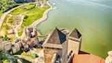 Golubac, la fortaleza serbia a orillas del Danubio que anima a adentrarse después en Rumania