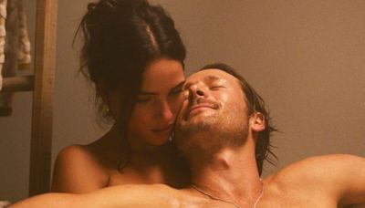 “Hit Man” stars Glen Powell and Adria Arjona filmed every sex scene with rashes all over their bodies