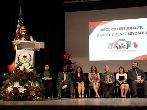 Ashley Jiménez, nieta de Julián Leyzaola, estuvo a cargo del discurso del primer evento de reconocimiento binacional en CETYS Mexicali