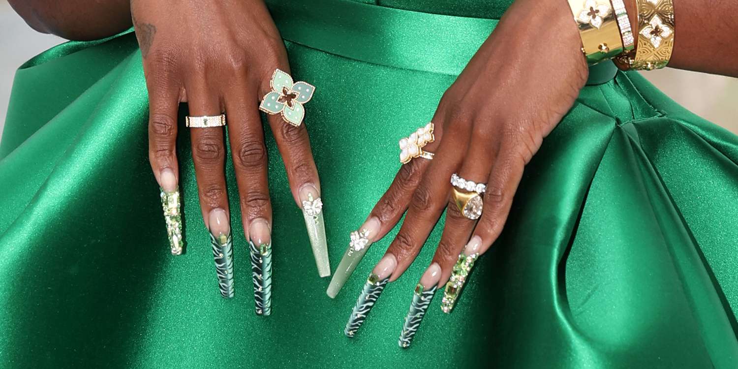 20 Lively and Ethereal "Wicked"-Inspired Nail Looks