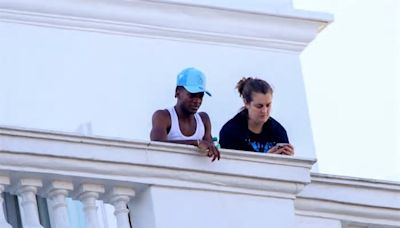 Filho de Madonna observa estrutura do show do alto do Copacabana Palace