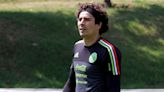 Álvaro Morales critica a Guillermo Ochoa tras su tercer descenso