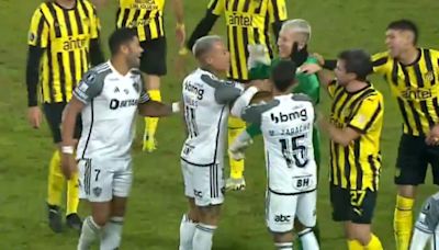 Un uruguayo realiza este gesto y sorprende a Eduardo Vargas en plena Copa Libertadores