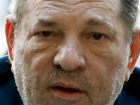 Harvey Weinstein, 72 anni, è stato ricoverato in ospedale a New York. I legali accusano il carcere
