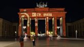 El día que la Puerta de Brandeburgo volvió a ser roja | Hackearon la iluminación de Berlín y proyectaron símbolos de la URSS