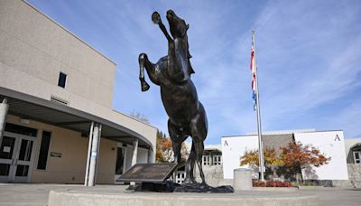 ¿Cuáles serán los colores y la mascota del nuevo Clovis South High? Lo que sabemos