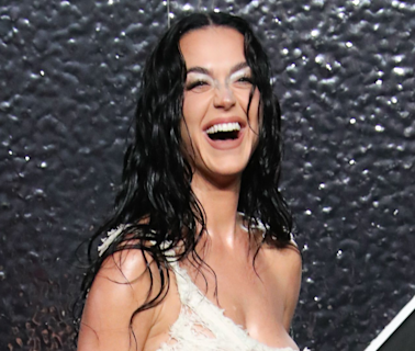 Katy Perry exhibe son underboob dans un look effiloché qui laisse peu de place à l'imagination