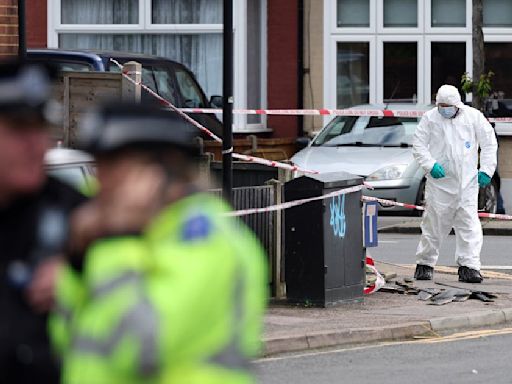 Hombre ataca con espada a transeúntes en Londres; mata a menor de 14 años