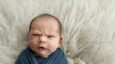 Ensaio fotográfico de bebê 'mal-humorado' viraliza na internet