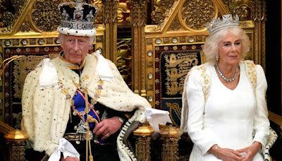 Trompetas, tiaras y tradición en la inauguración del Parlamento británico presidida por el rey Carlos III