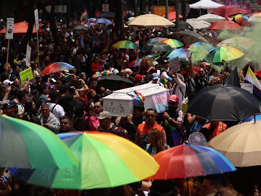 Miles pintan de arcoíris la Ciudad de México por marcha del Orgullo y exigen inclusión