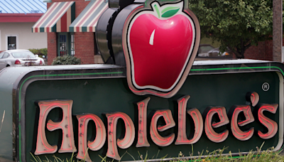 Mom claims Applebee's refused service to her family after her 2-year-old had an accident