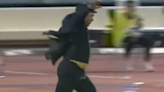 ¡A lo Usain Bolt! El entrenador de Álex Collado celebra la salvación con una carrera viral