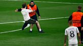 Insólito: tres fanáticos saltaron al campo de juego e interrumpieron la final de Champions League antes del minuto