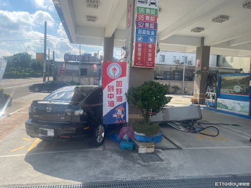 快訊／三芝加油站突遭汽車衝撞 加油機「分離躺地」現場管制中