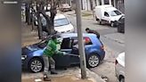 Intentan robar un coche y un barrendero sale al rescate a escobazos: Argentina entera lo aclama