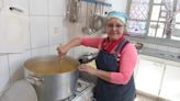 Verónica, la cocinera de la escuela rural de Allen que «inventa» platos para que los chicos coman sano