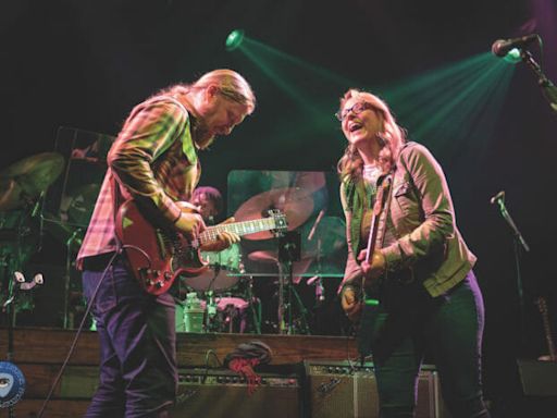 Tedeschi Trucks Band Pay Tribute to Bill Walton in Seattle, Cover Grateful Dead's "Sugaree"