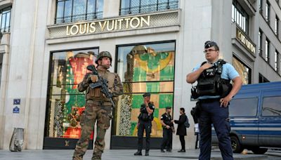 Paris : un policier attaqué au couteau près des Champs-Élysées, l’agresseur est mort