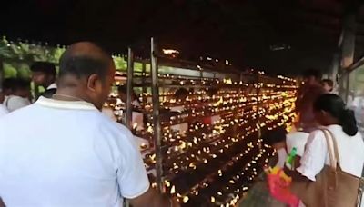 Devotos budistas participan en actividades religiosas el día de luna llena en Colombo