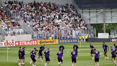 Alemania realiza su primer entrenamiento ante ¡15.000 aficionados!