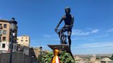 La estatua de Federico Martín Bahamontes vuelve renovada a Toledo para evitar actos vandálicos