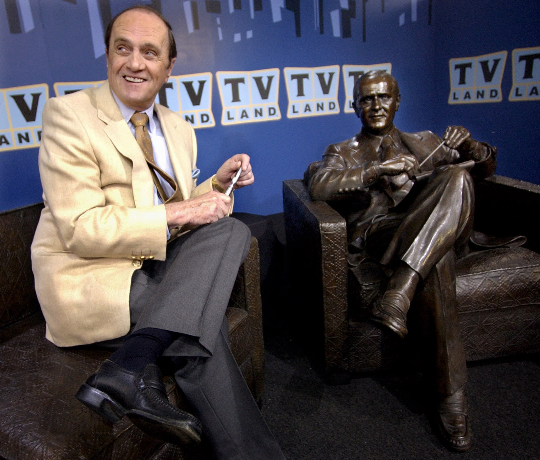 Bob Newhart, who went from standup comedy to sitcom star, dies at 94