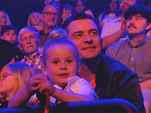 La hija de tres años de Katy Perry asiste al programa 'American Idol' para ver a su madre convertida en Cenicienta