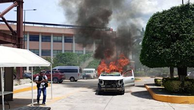 Normalistas de Ayotzinapa derriban acceso del Congreso de Guerrero con camionetas incendiadas