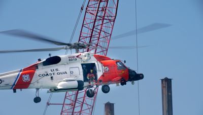 Rescatan a 2 hombres del naufragio de su bote que acababan de comprar en San Diego