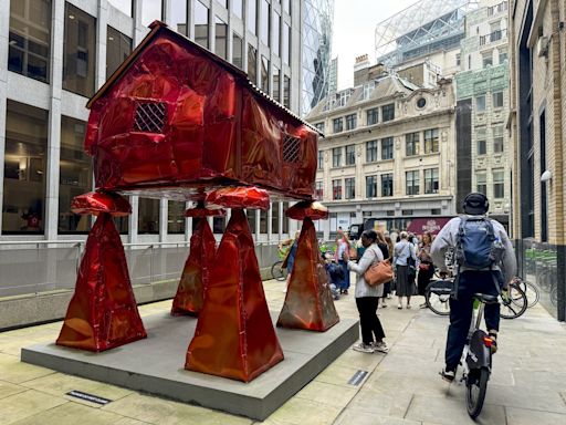 Esculturas al estilo Gaudí y un hórreo vanguardista colorean la bulliciosa City de Londres